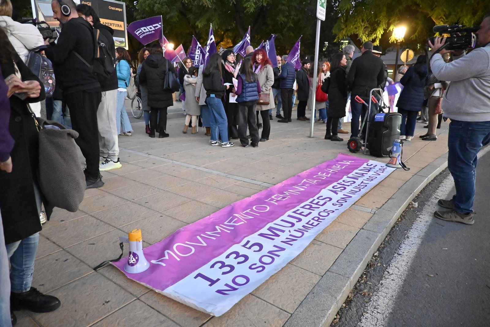 Imágenes de la manifestación con motivo del 25N en Huelva