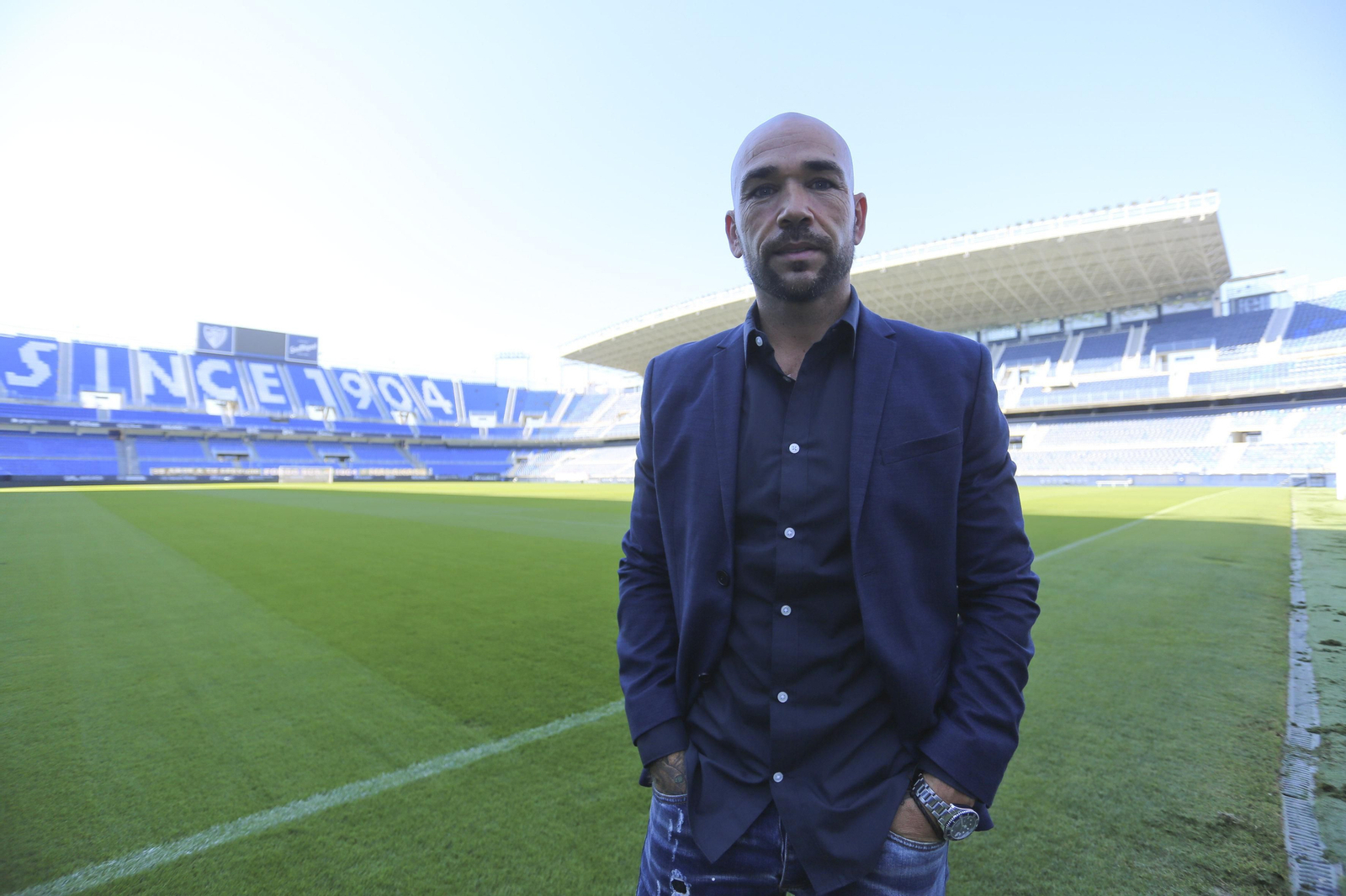 Manolo Gaspar, con La Rosaleda al fondo.