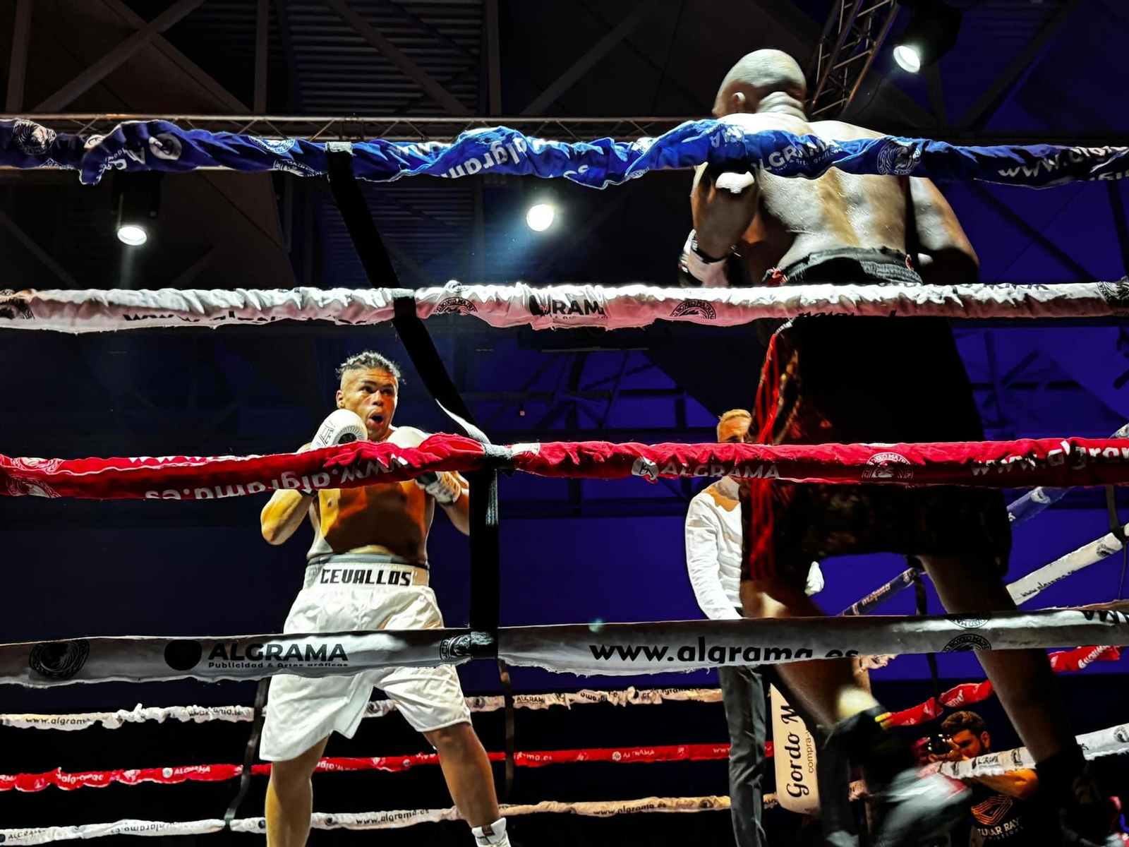 El boxeo enamora en una velada histórica en Jaén, en imágenes