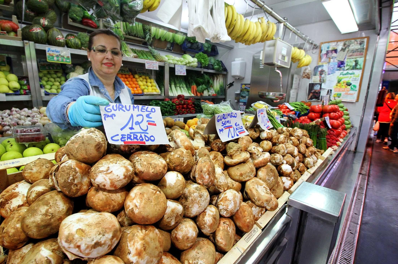Imágenes de Gabriel Cruz durante la grabación del programa 'Hoy cocina el alcalde'.