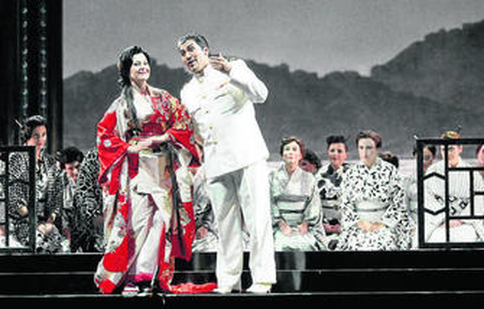 La soprano Svetla Vassileva y el tenor Héctor Sandoval, durante el ensayo general de la obra.