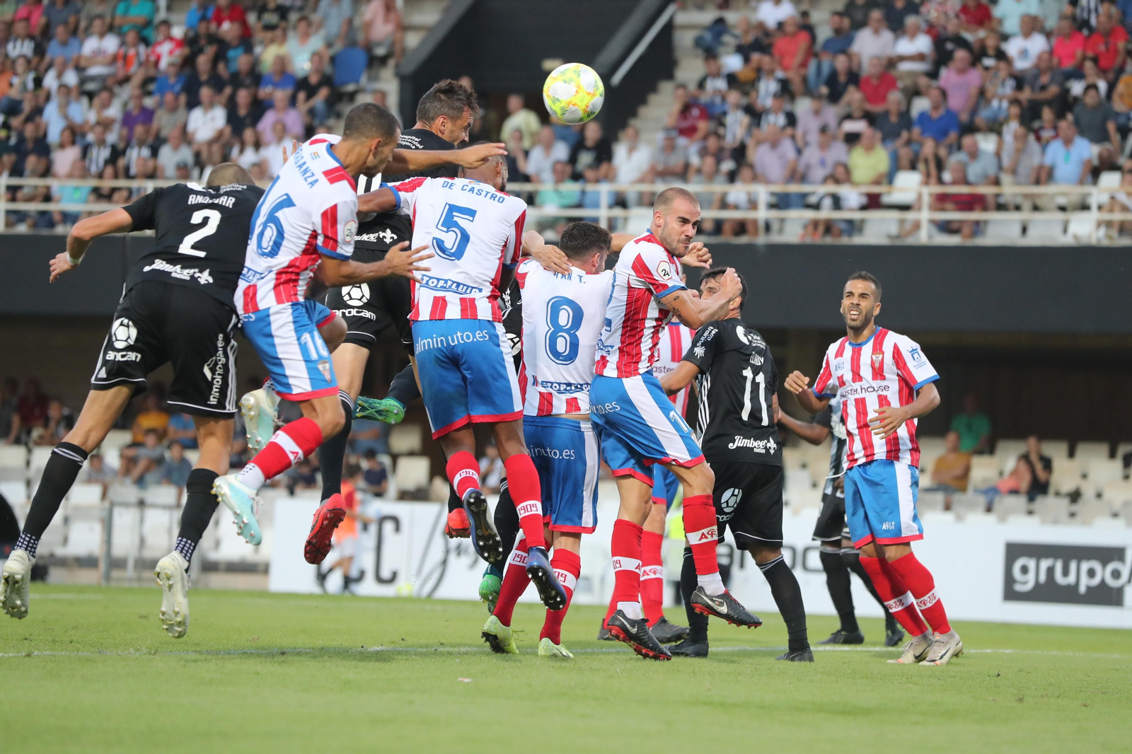 Un melé de jugadores del Algeciras trata de defender un balón parado.