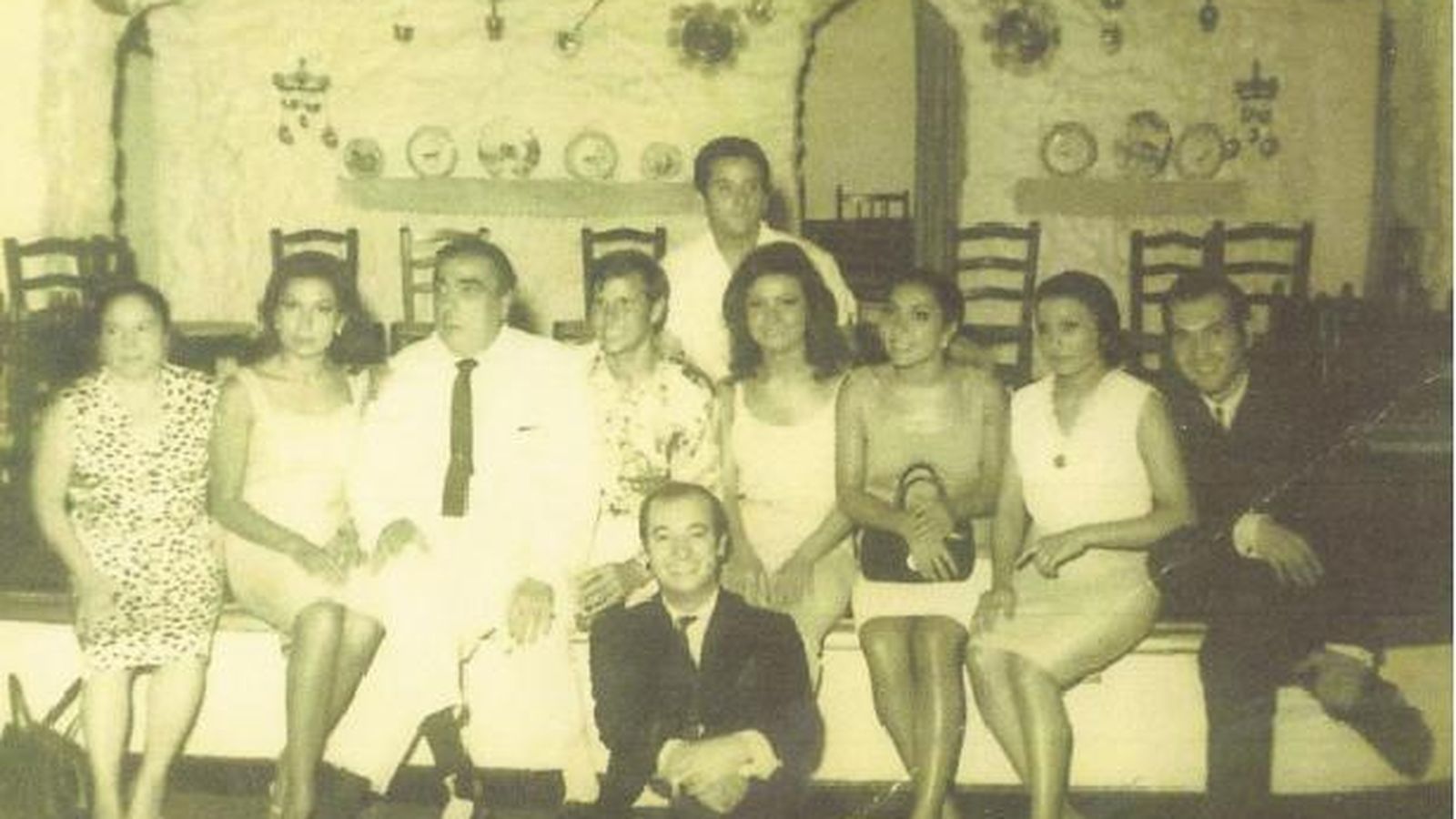 Gabriel Cortés y la Gitana de Bronce, primero y segunda por la derecha, junto a Manolo Caracol y El Cordobés, tercero y cuatro por la izquierda, entre otros.