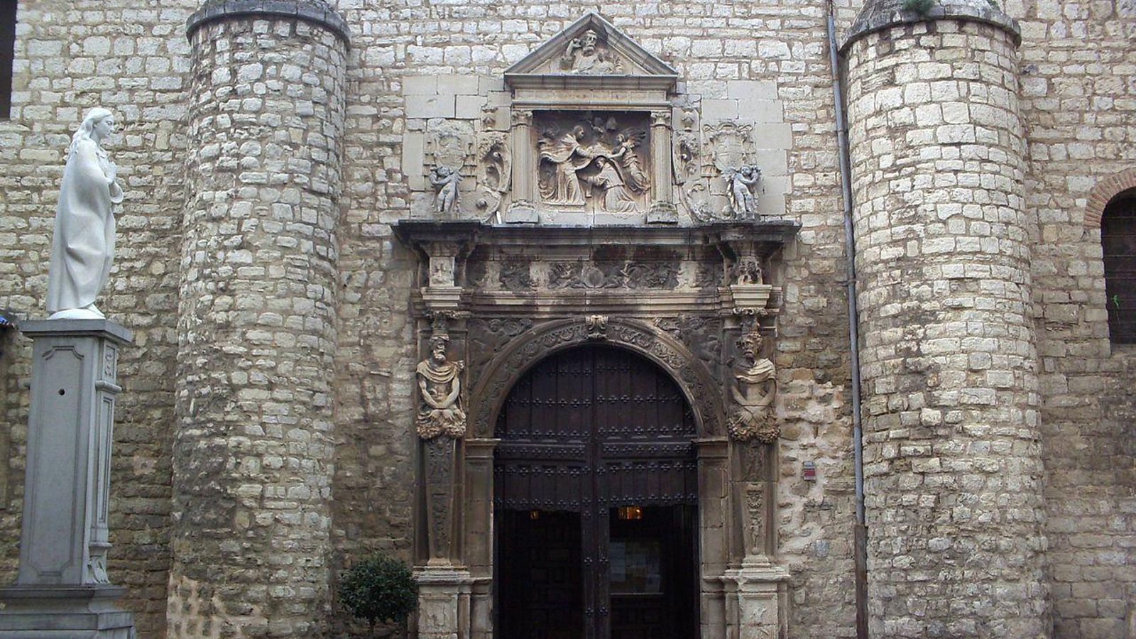 Lateral de la Iglesia de San Ildefonso, en el barrio con su mismo nombre, en el centro de Jaén.