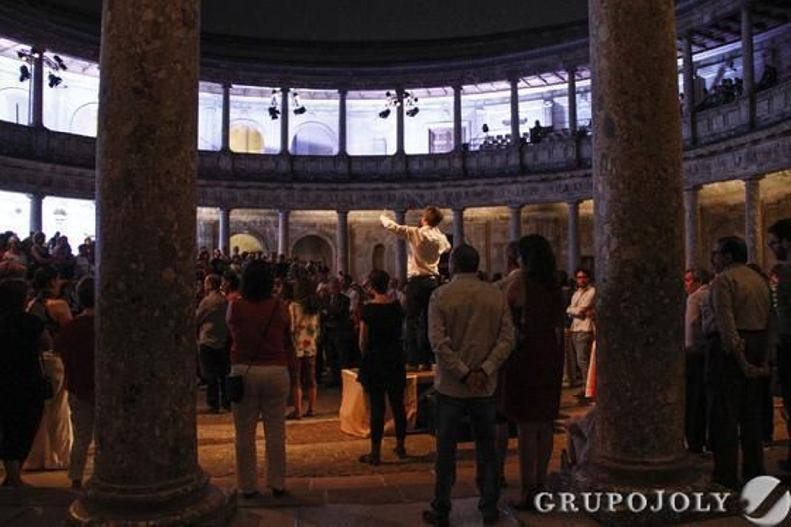 El director da instrucciones a los artistas.

Foto: Álex Cámara