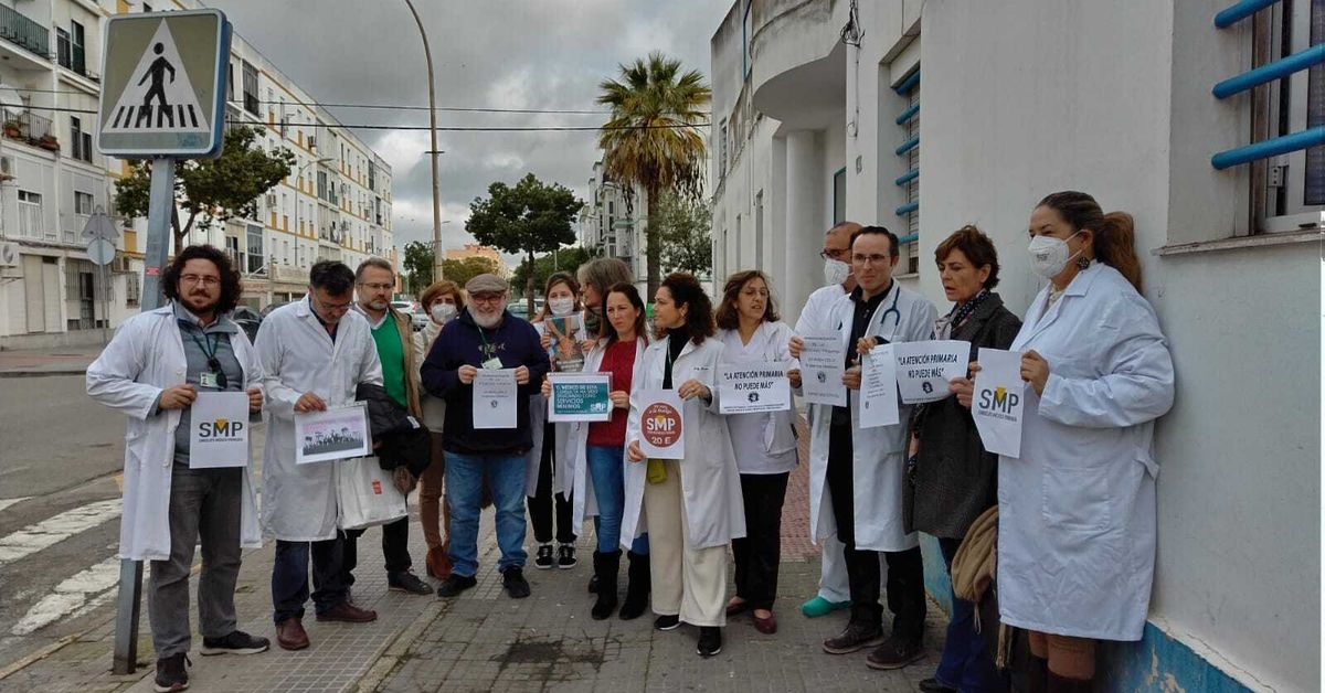 Médicos en huelga se concentran a las puertas del centro de salud ...