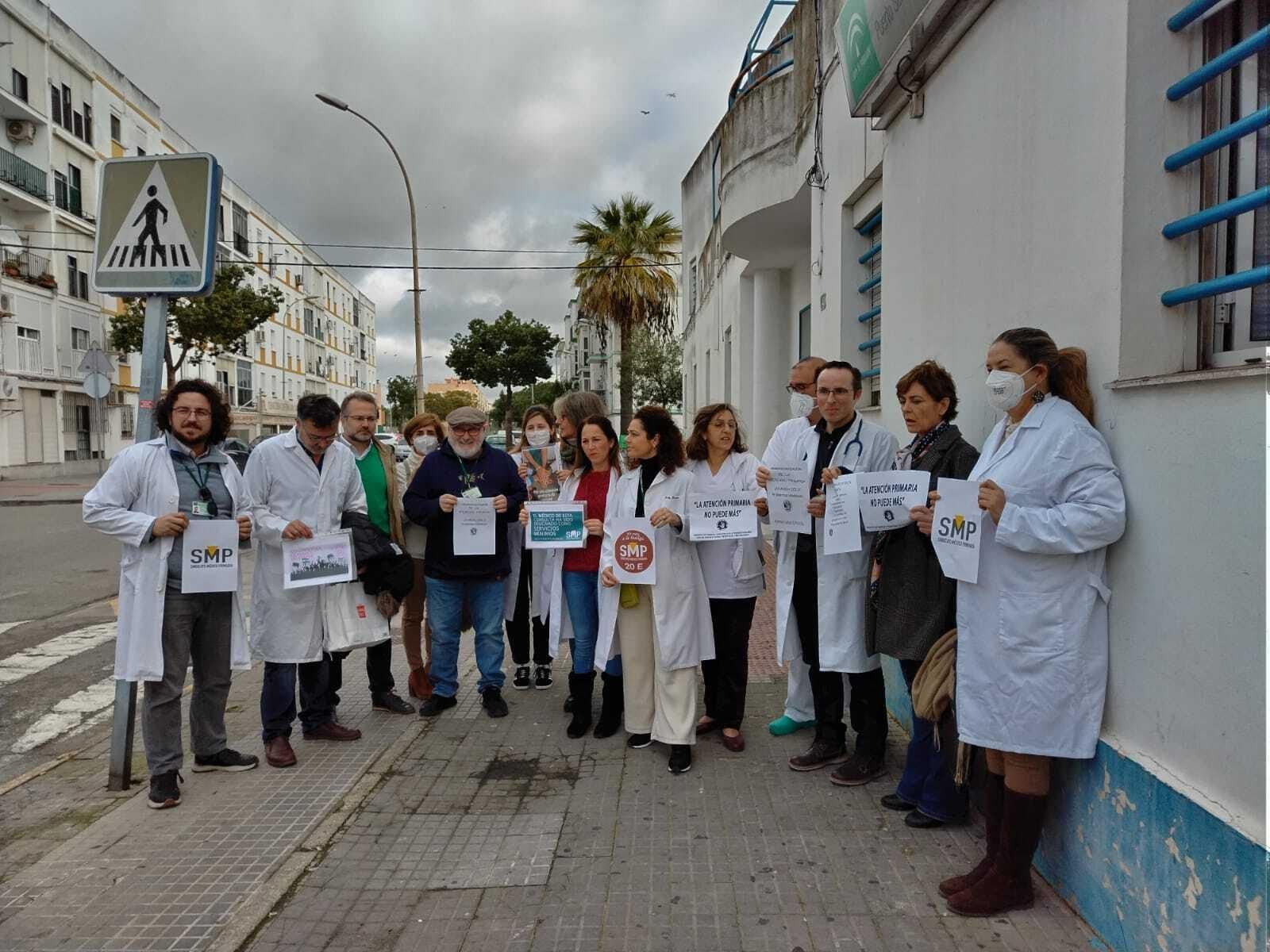 Una imagen de la concentración a las puertas del centro de salud Pinillo Chico, en El Puerto.