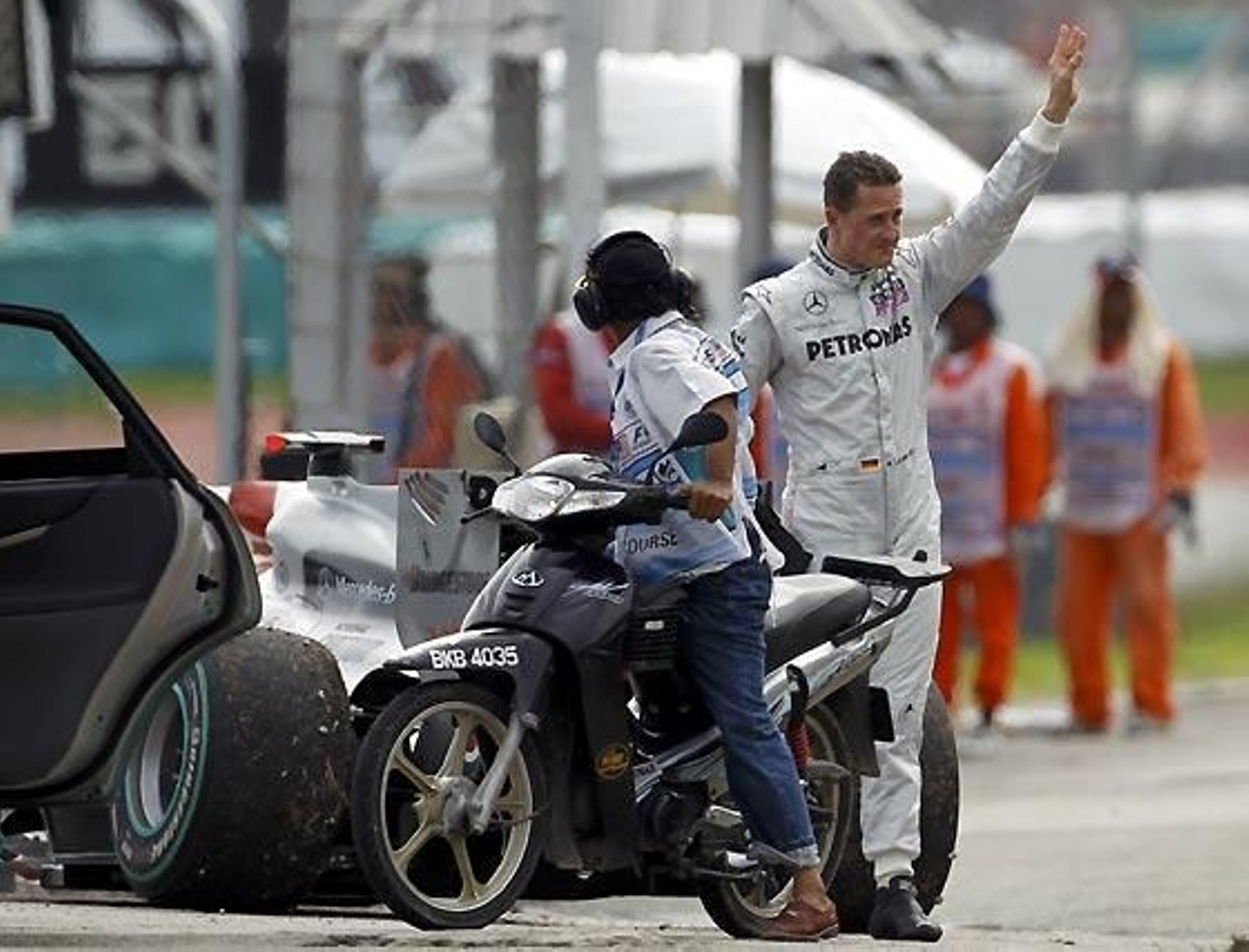 Michael Schumacher saluda al público antes de abandonar la pista.

Foto: Reuters / Afp Photo / Efe