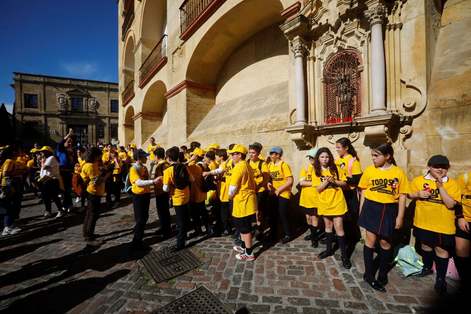 Las mejores imágenes del abrazo a la Mezquita-Catedral por las enfermedades raras