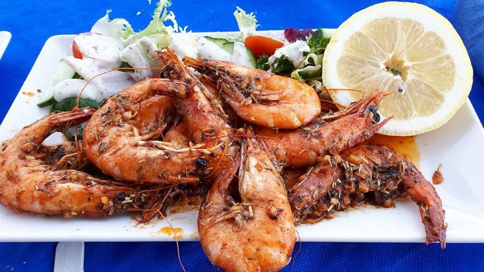 El Paseo Mediterráneo, junto a la playa, reúne un buen número de propuestas para comer