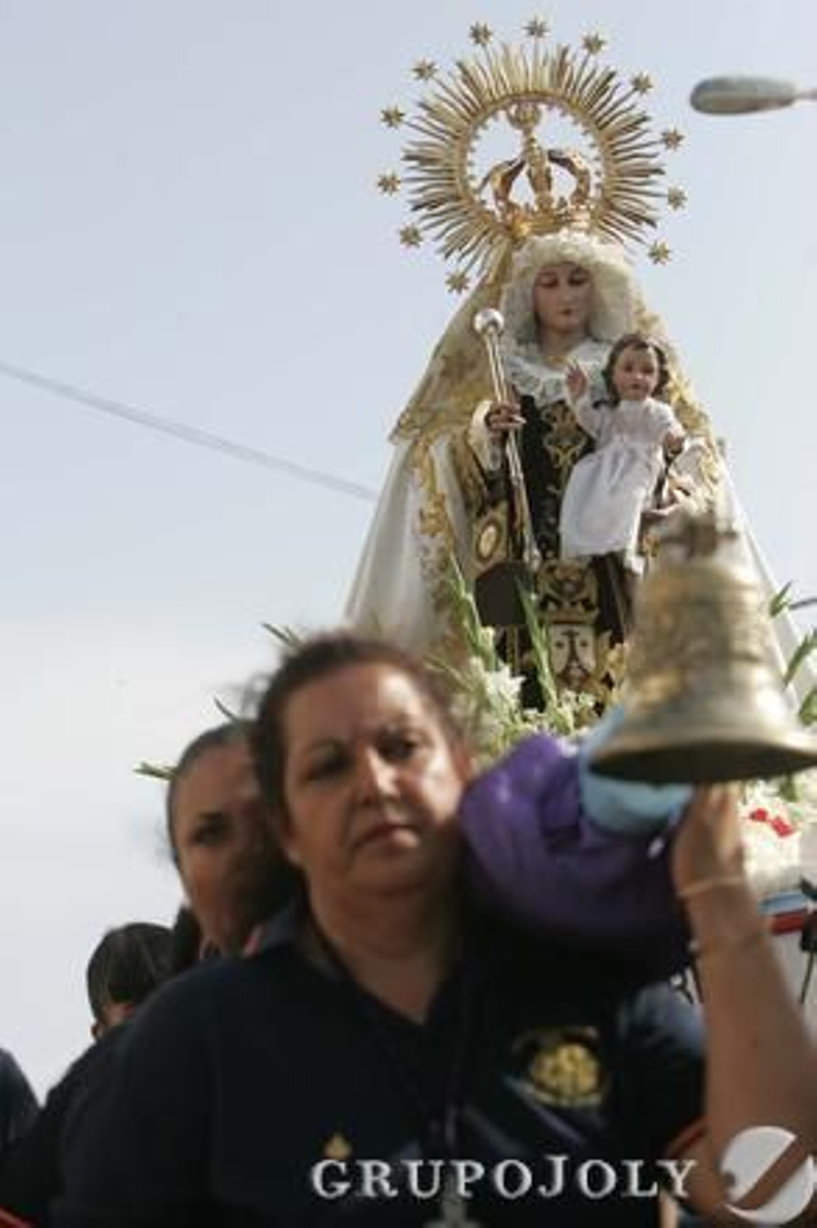 Vista de la virgen del Carmen y dos de sus cargadoras, La Línea.

Foto: Joaquín Quiñones