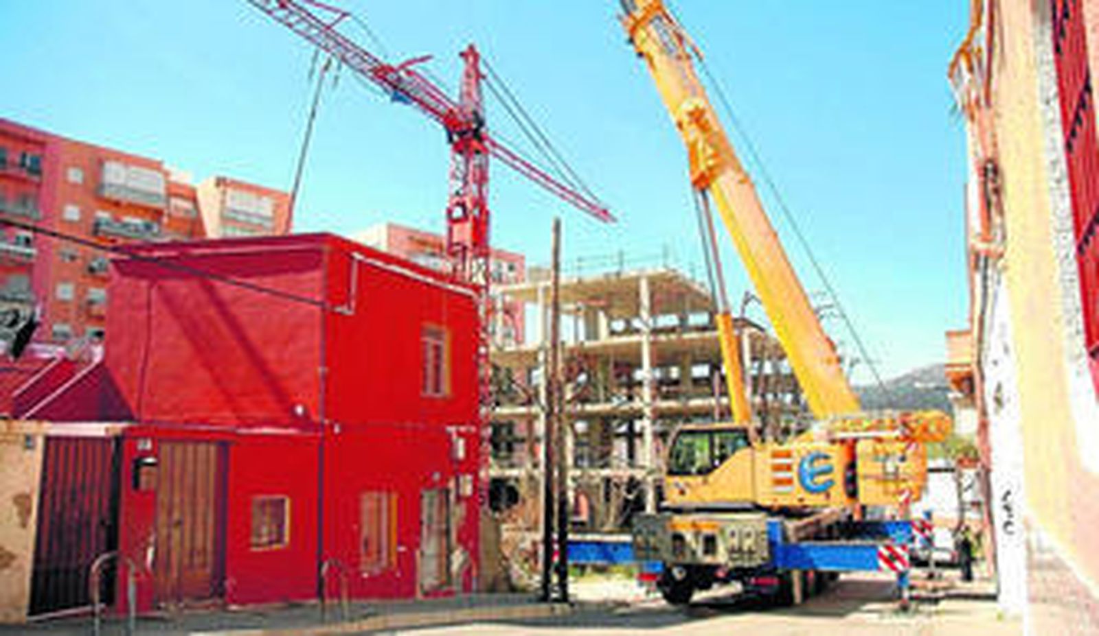 Imagen del desmontaje de la grúa en la parcela situada en la calle Doctor Barraquer, ayer.