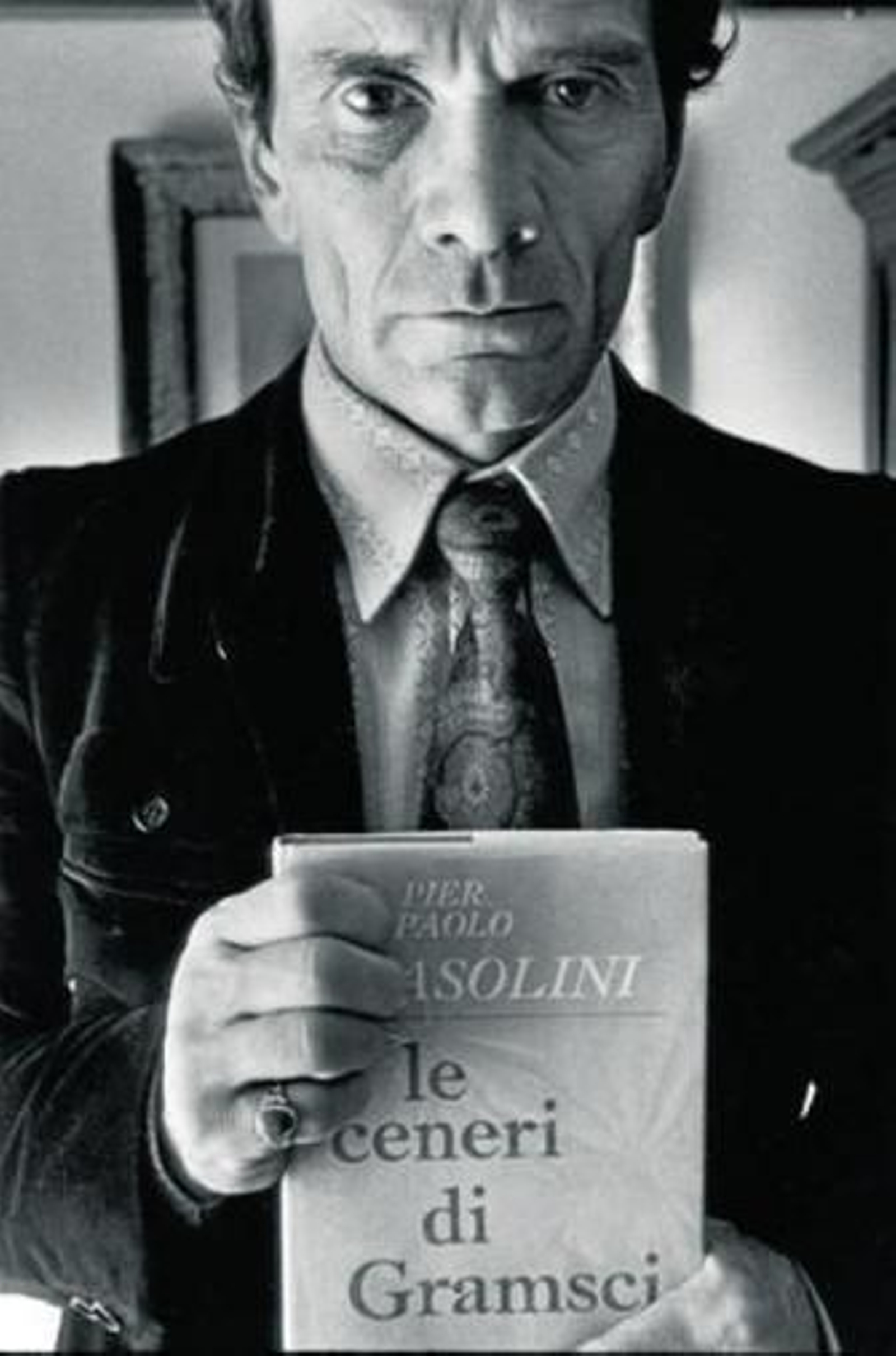 Pier Paolo Pasolini (Bolonia, 1922 - Ostia, 1975) con un ejemplar de su poemario 'Las cenizas de Gramsci' (1957).