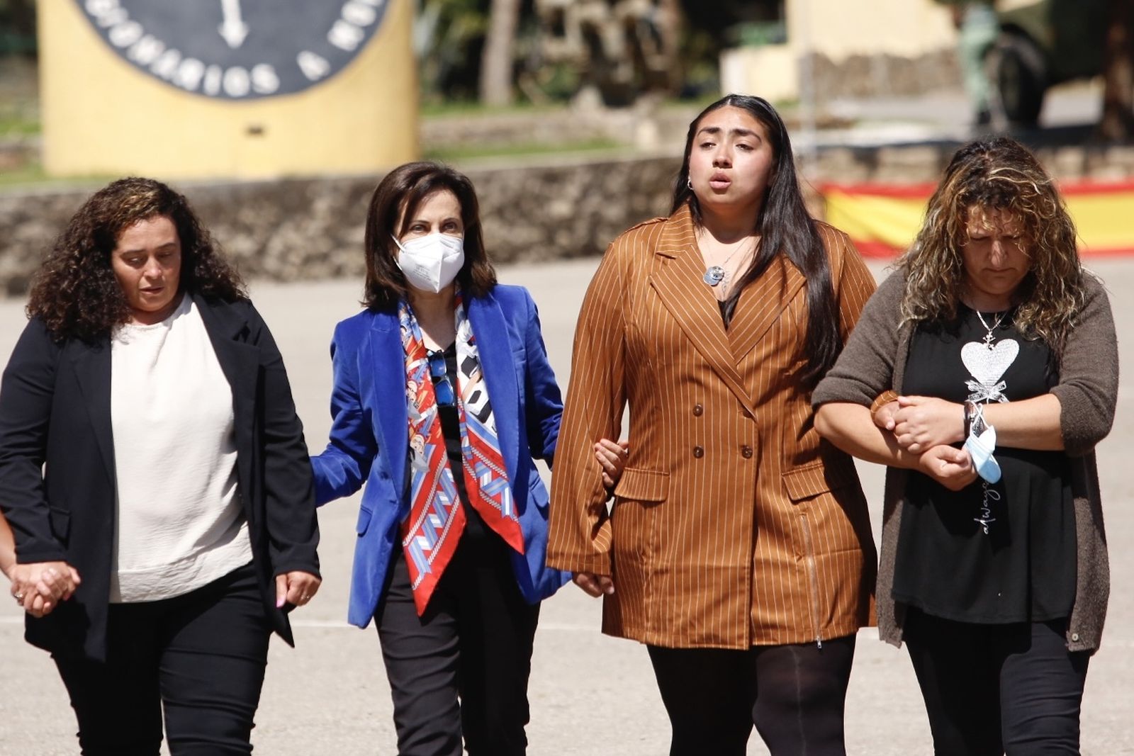 Margarita Robles acompañó a los familiares de los dos militares fallecidos