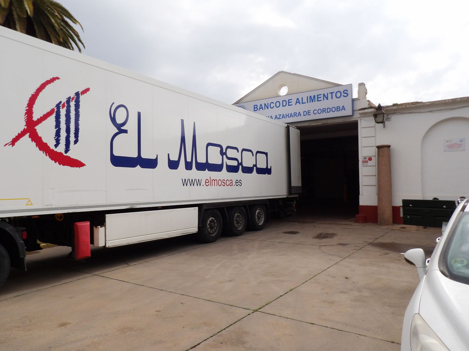 Un camión descarga en la sede del Banco de Alimentos Medina Azahara.