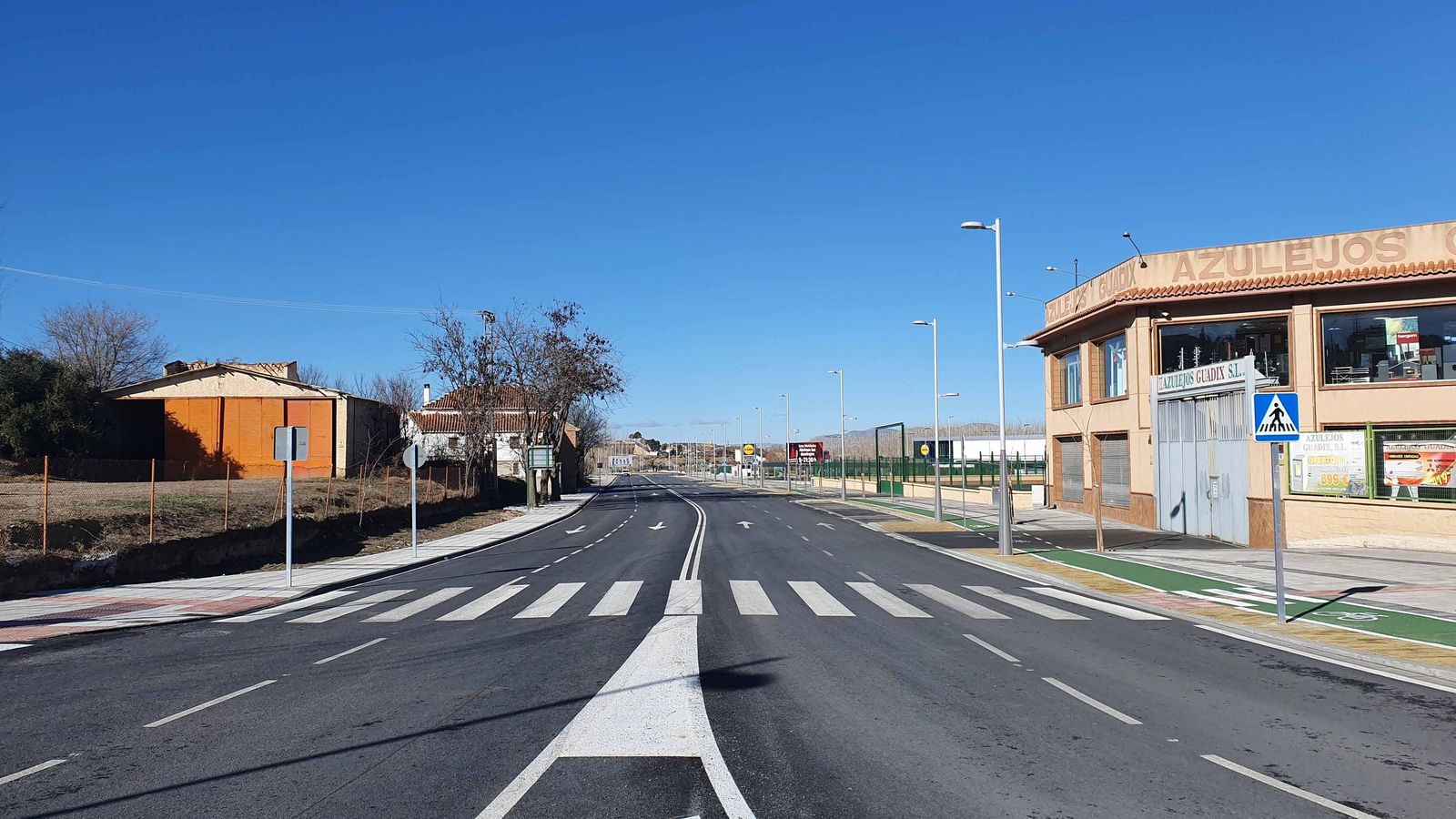 Aspecto de la avenida Maríana Pineda, el nuevo acceso  al hospital de Guadix