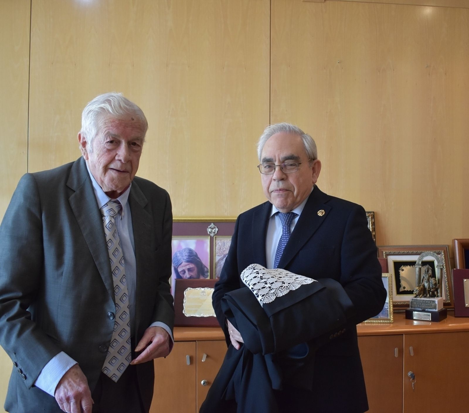 Juan José Dopmínguez entregó la toga con puñetas blancas a Fernando Vergel.