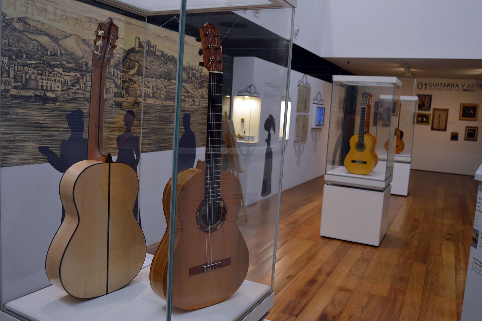 Muestra de distintas guitarras en el Museo que Almería dedica a este instrumento.