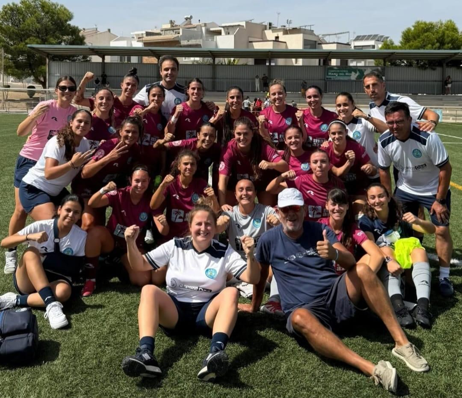 Las jugadores y cuerpo técnico del conjunto ejidense celebran su victoria frente al Real Jaén sobre el terreno de juego.