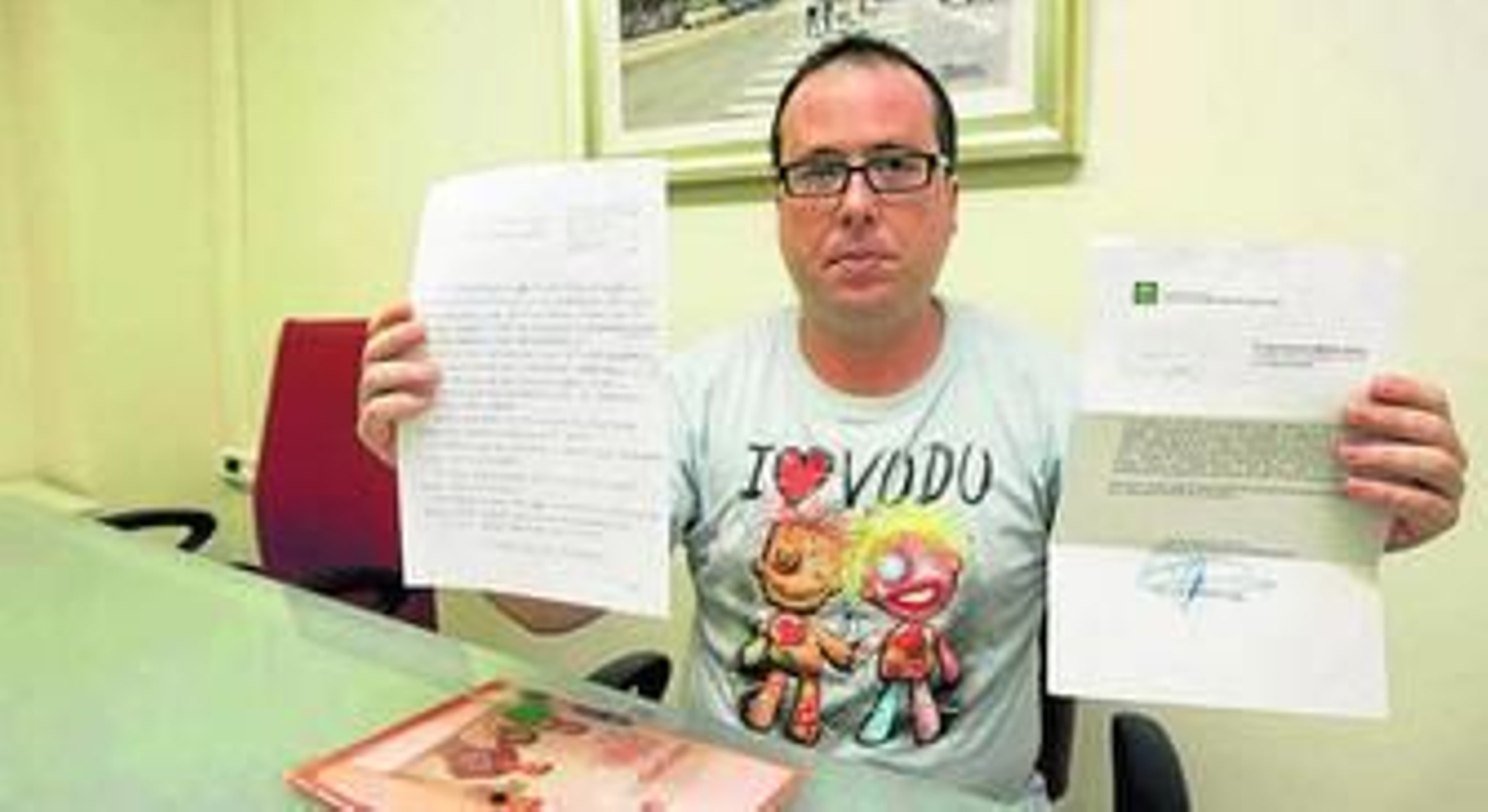 Luis Martínez con la reclamación presentada a la Junta.