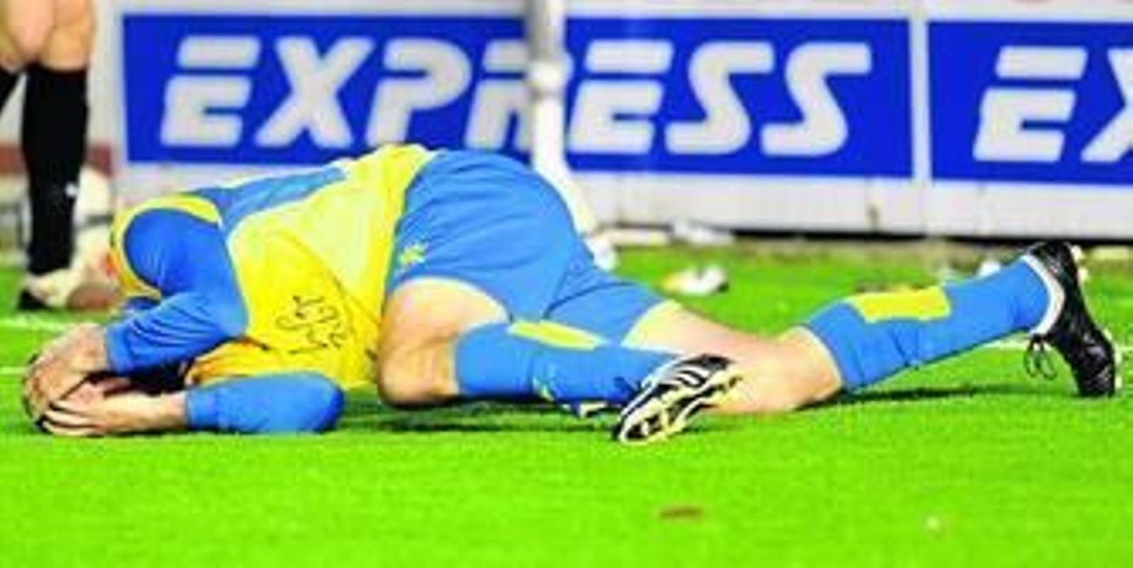 Diego Tristán, tendido sobre el césped del Stadium Gal de Irún.