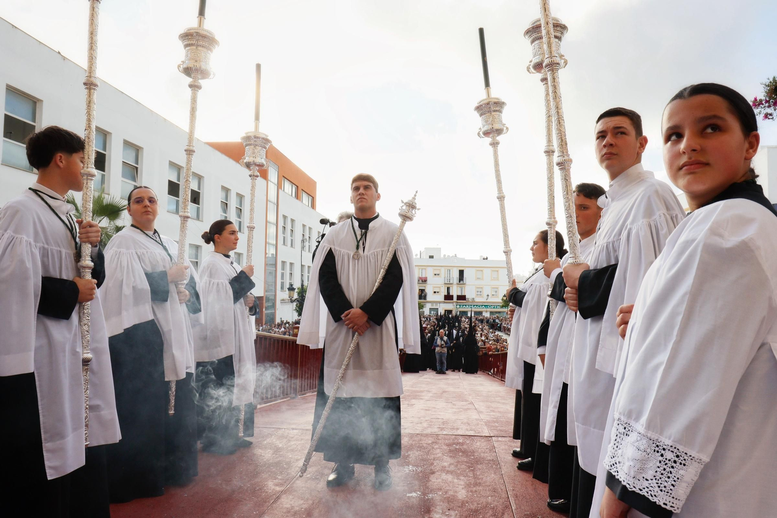 Imágenes de la salida de la Vera Cruz en la Semana Santa de Chiclana 2025