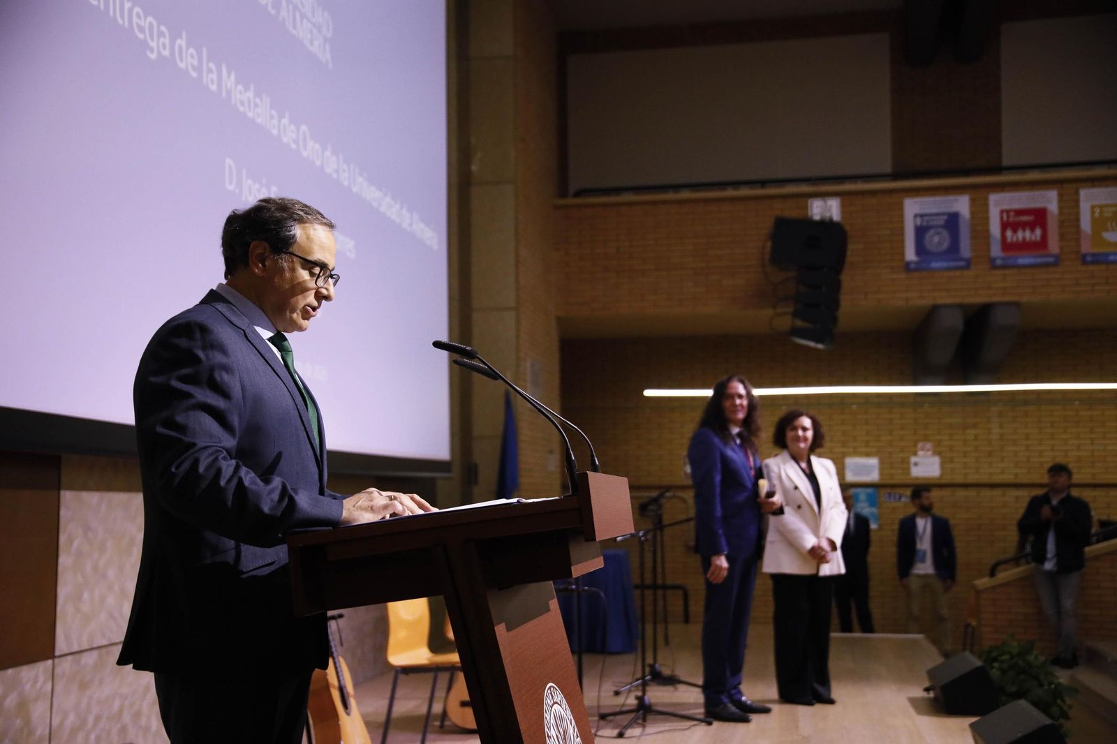 Las imágenes del acto de entrega de la Medalla de Oro a José Fernández Torres Tomatito, en la Universidad de Almería