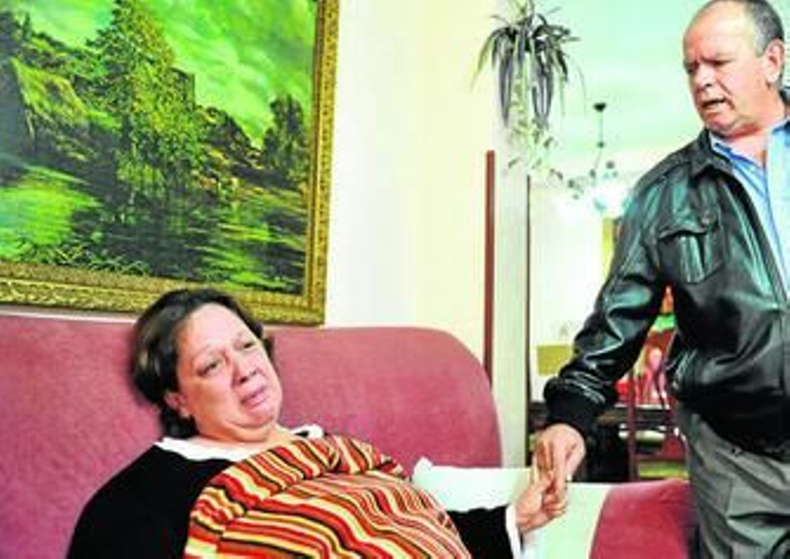 María del Pilar Carmona, con su esposo, Salvador León, ayer en su domicilio.