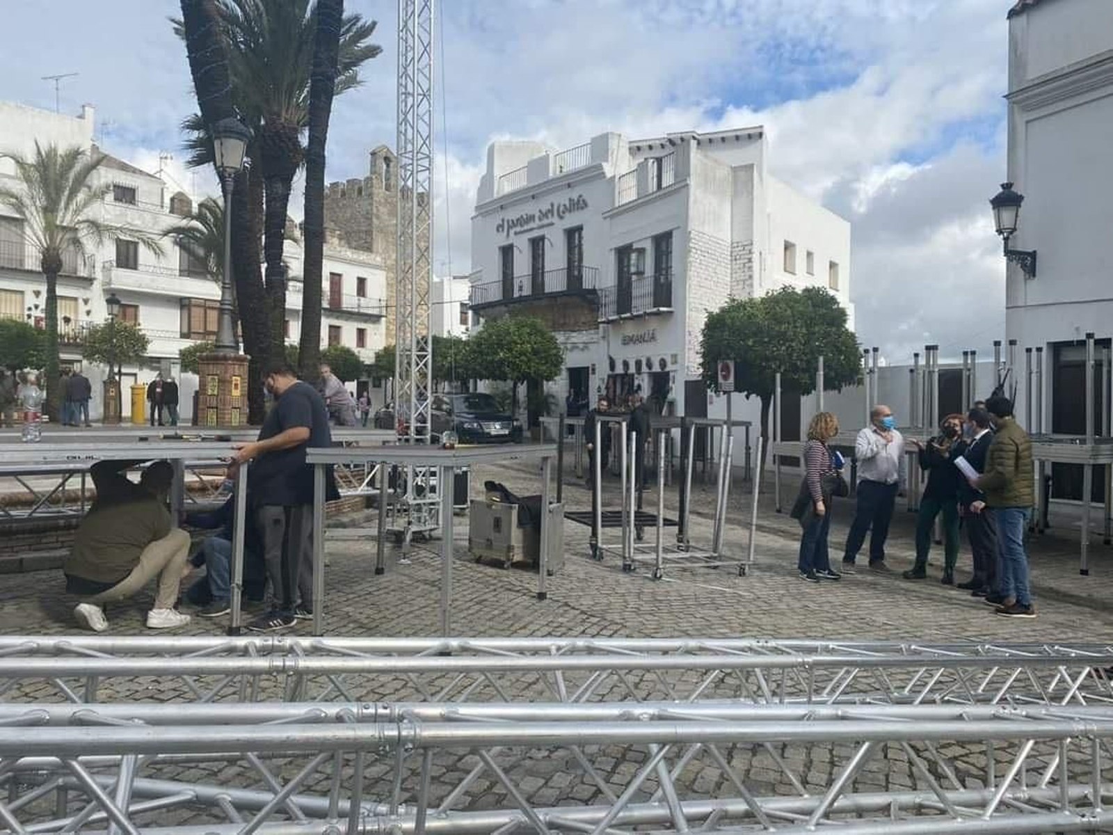 La plaza de España de Vejer se prepara para acoger las campanadas fin de año.