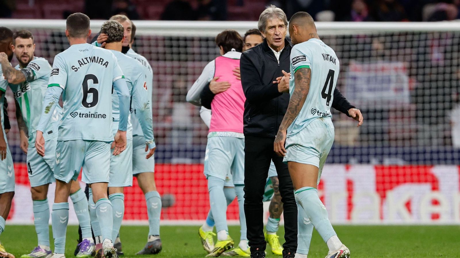 Manuel Pellegrini felicita a Natan por su partido al término del encuentro en el Metropolitano ante el Atlético de Madrid.