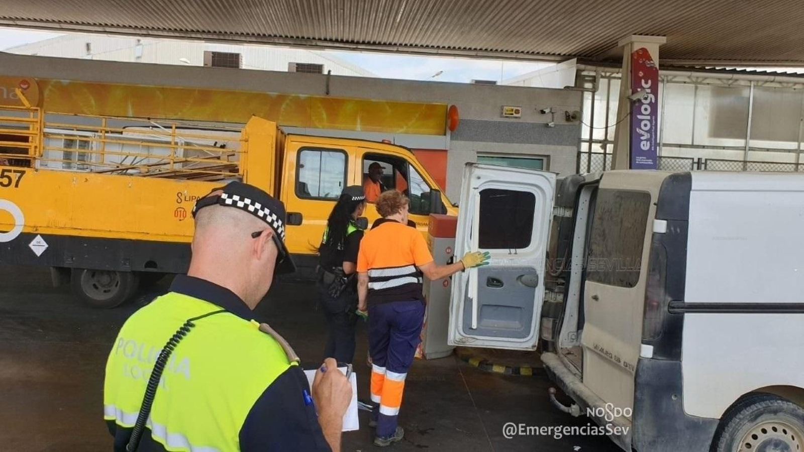 Agentes de la Policía Local en el establecimiento multado.