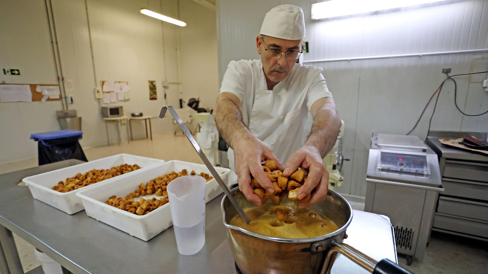 Un pastelero de la Rosa de Oro prepara los pestiños para las pastelerías.