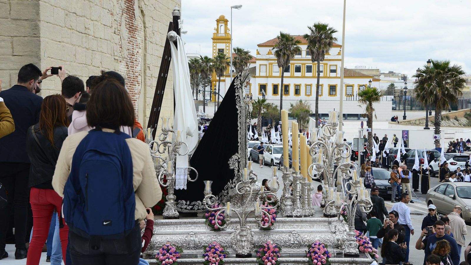 El paso de Nuestra Señora de la Soledad se introduce en el Campo del Sur. El paso de Nuestra Señora de la Soledad se introduce en el Campo del Sur.