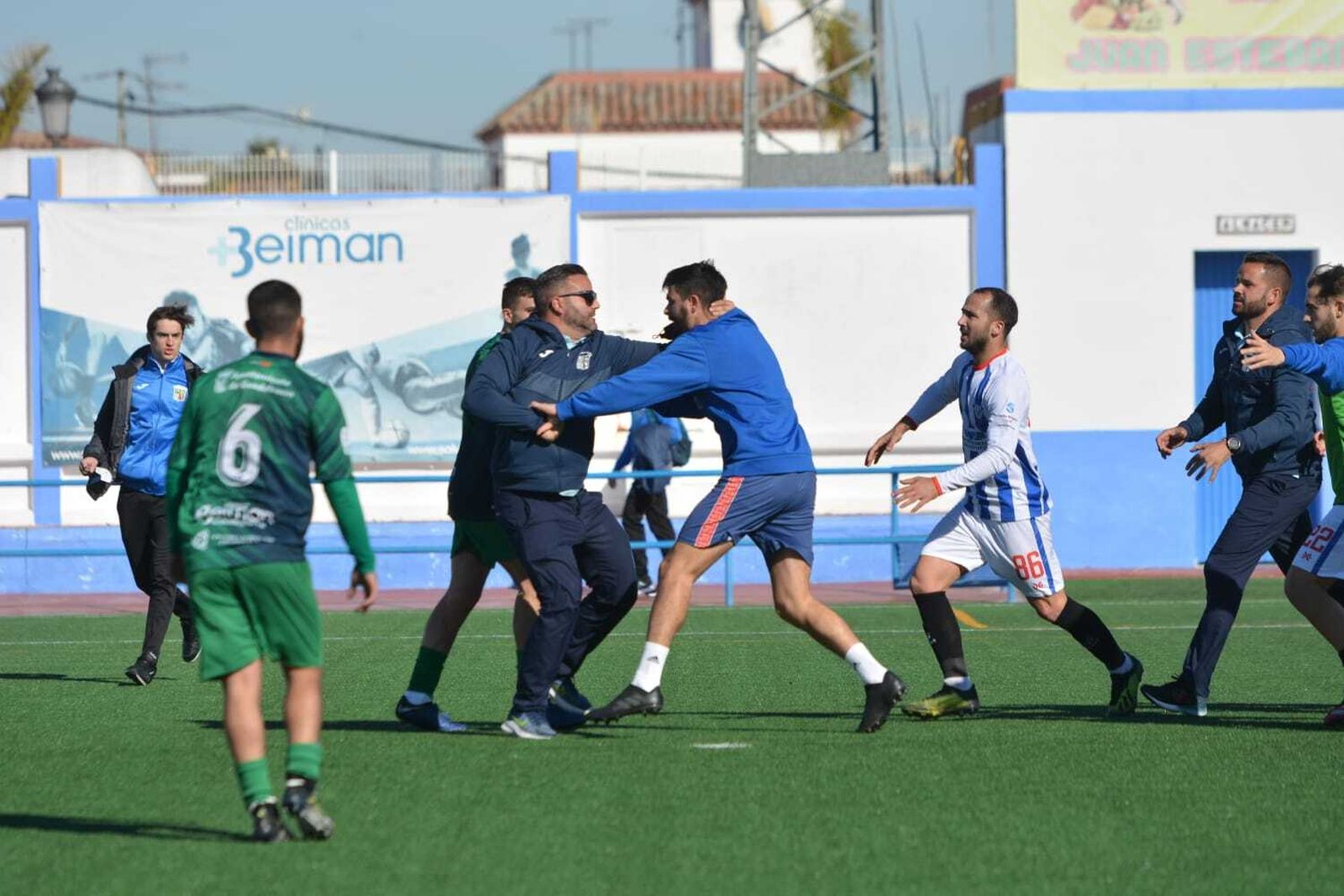 Un momento de los incidentes que hubo en el Guadalcacín-Bollullos.