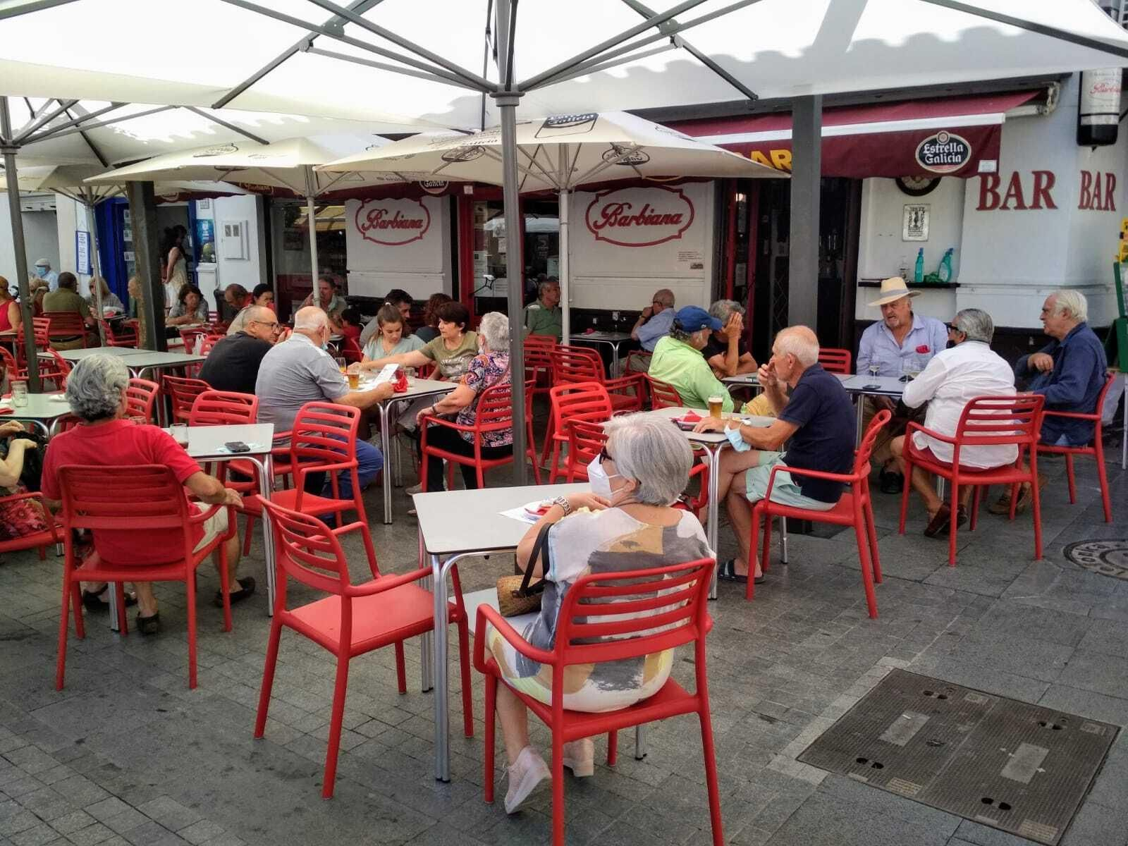 Clientes en la terraza del Barbiana en Sanlúcar.