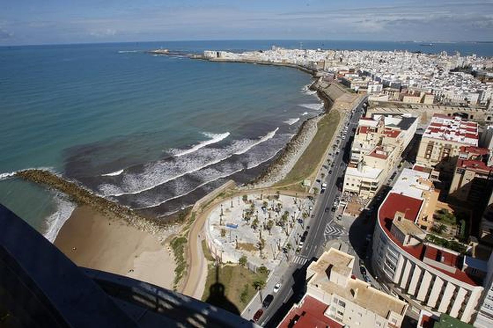 Una visita a lo alto del Pirulí ofrece una singular vista Cádiz. 

Foto: Jose Braza