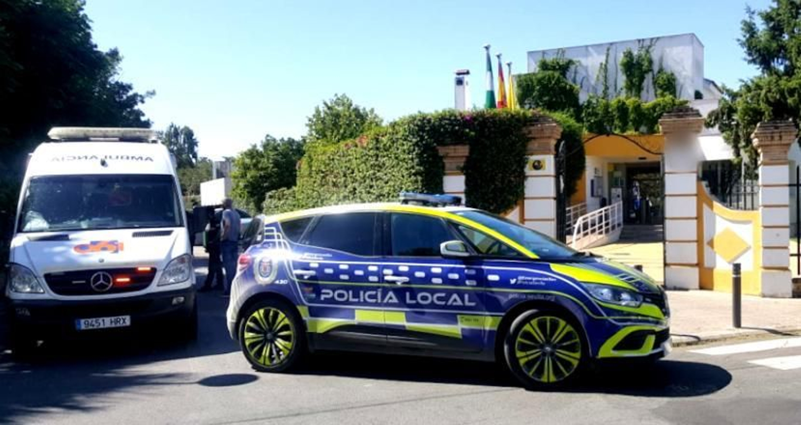Una ambulancia del 061 y una patrulla policial junto a la urbanización de Montesierra donde un niño quedó inconsciente mientras se bañaba en la piscina.