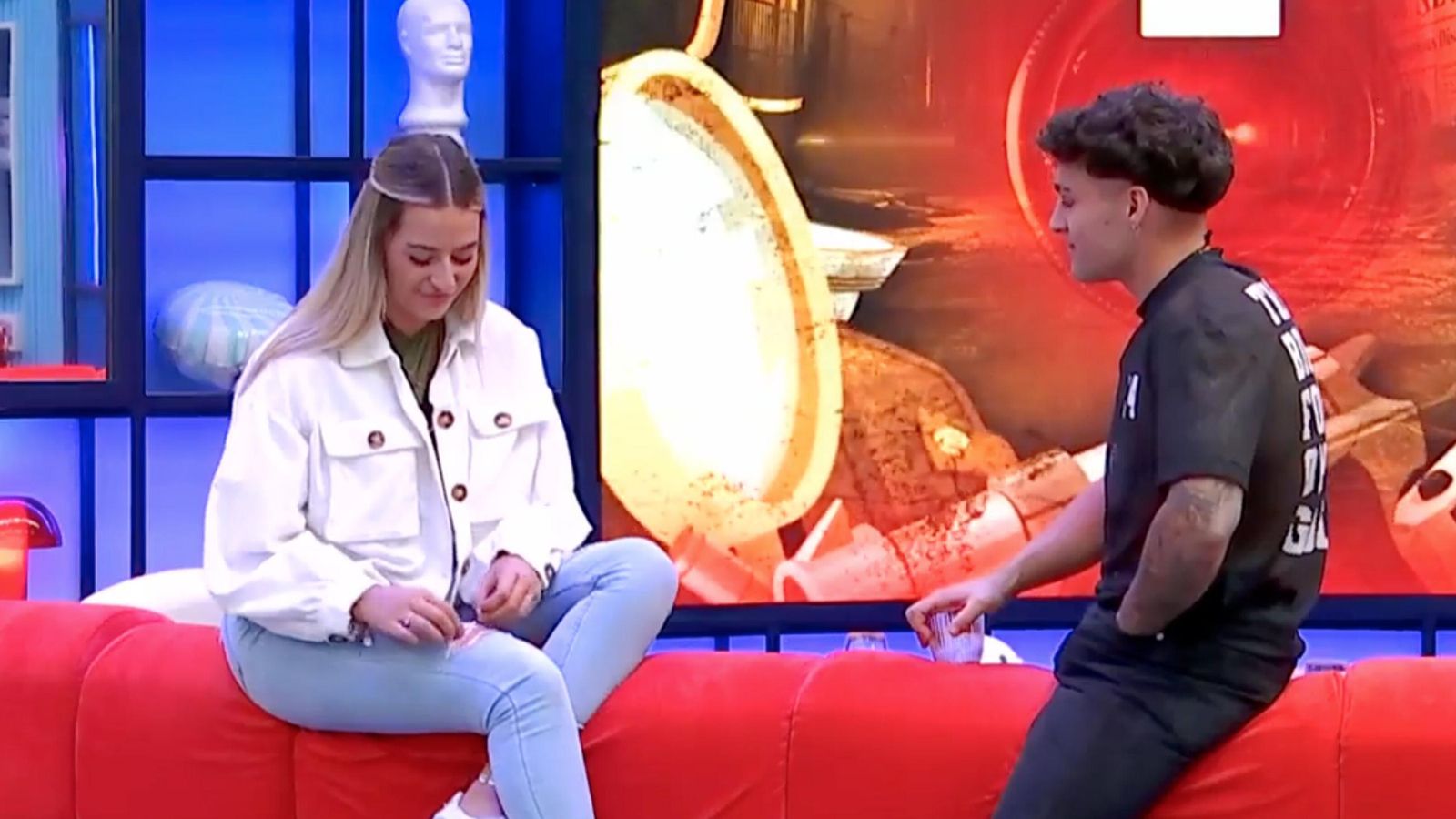 Manu Vulcan le confiesa a Laura lo que siente por ella