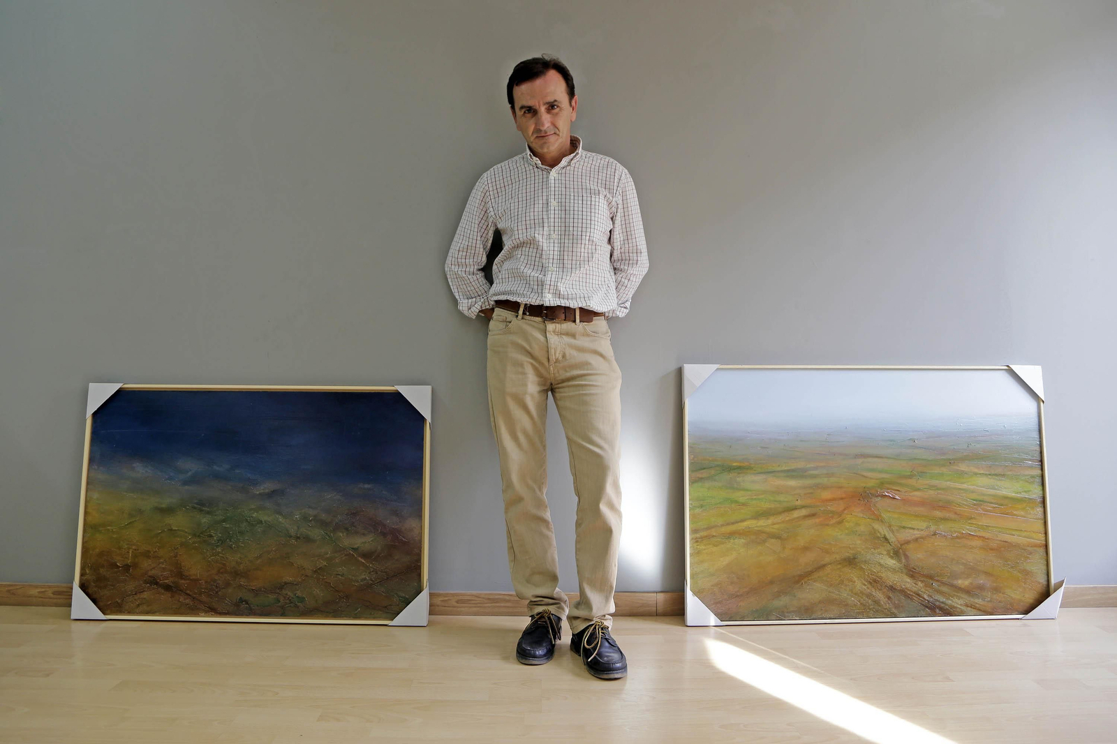 Raúl Zarzuela posa ayer con algunas de sus obras durante el montaje de la muestra en 'ArteaDiario'.