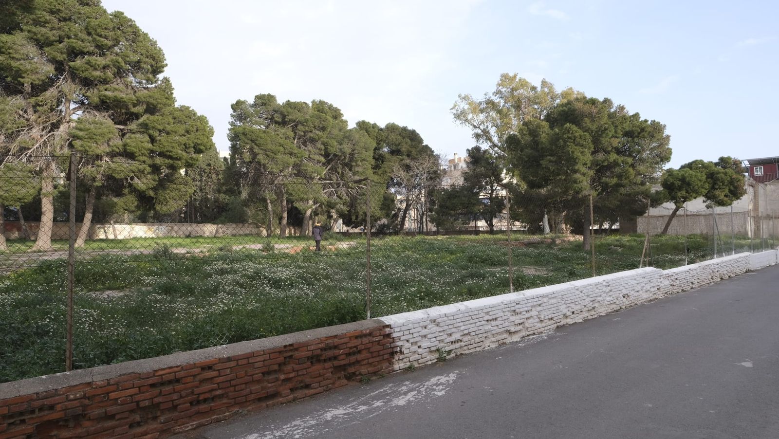 El solar de la Junta se encuentra situado junto al Servicio Municipal de Aguas, en la Pipa.