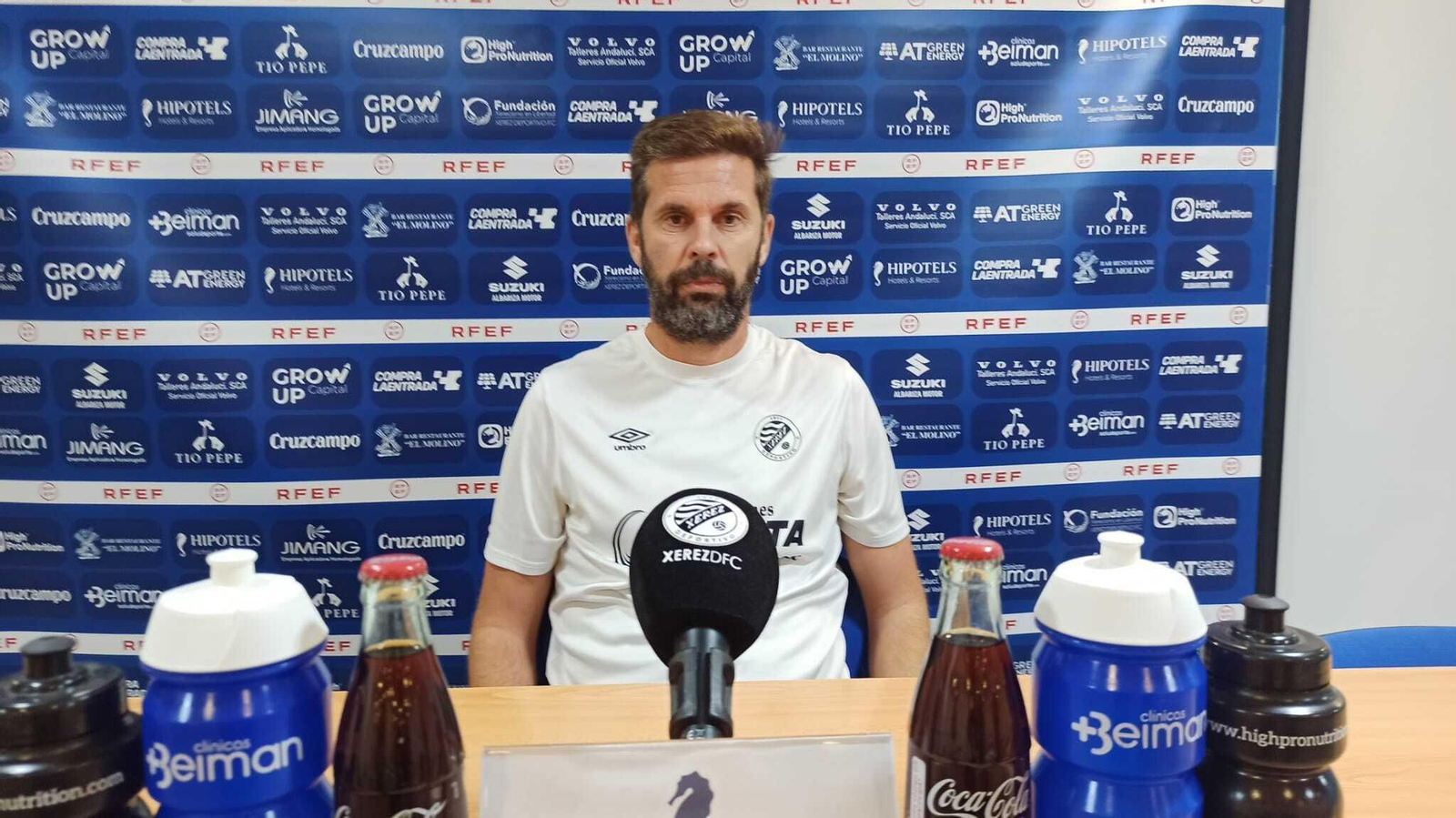 David Sánchez, con semblante muy serio en la rueda de prensa previa al encuentro contra el Ayamonte.