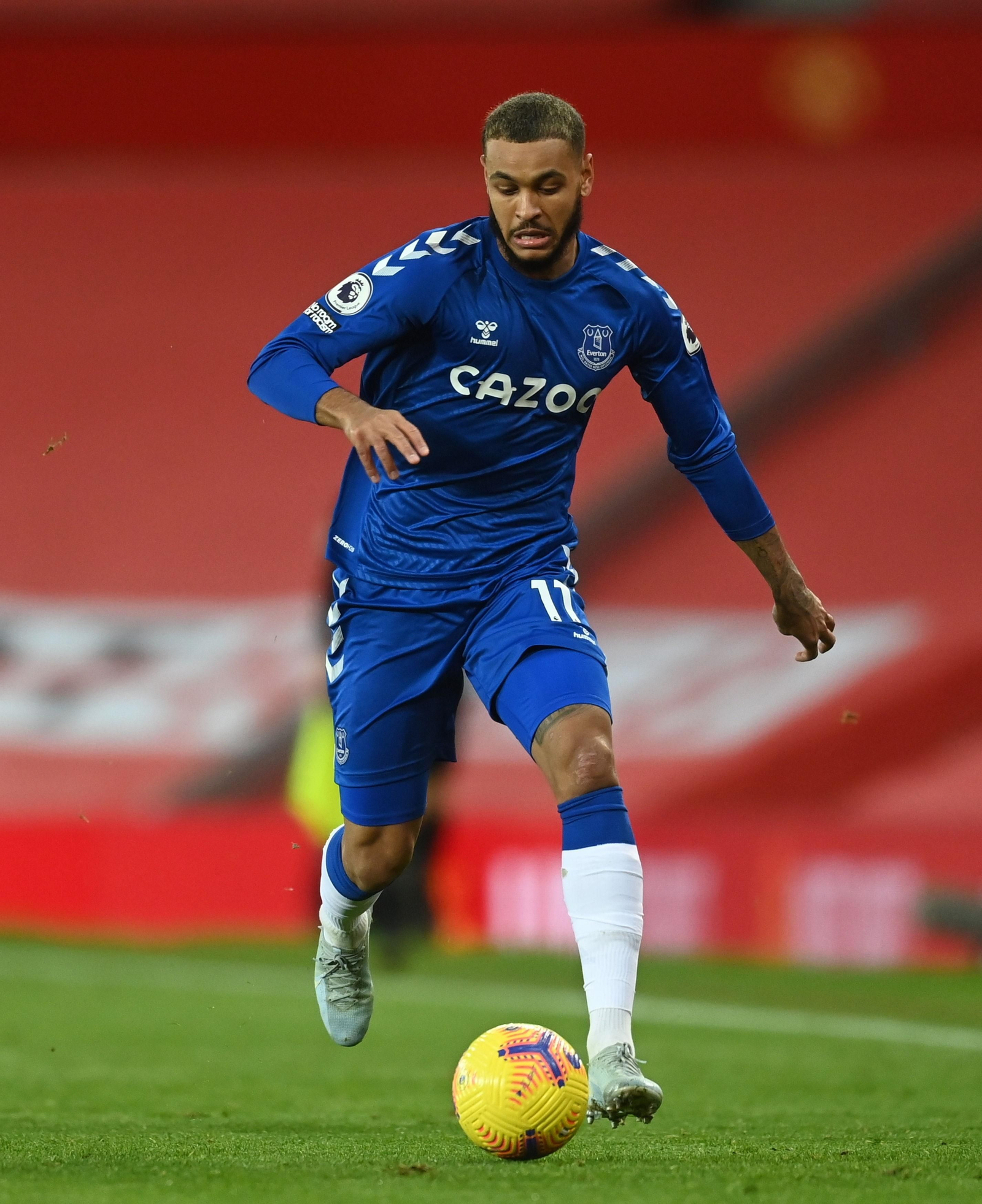 Joshua King, en un encuentro con el Everton.