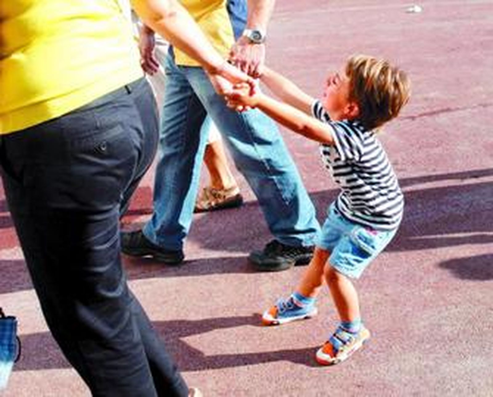 Un niño se resistía, ayer, a entrar en su colegio de Sondika, en Vizcaya.