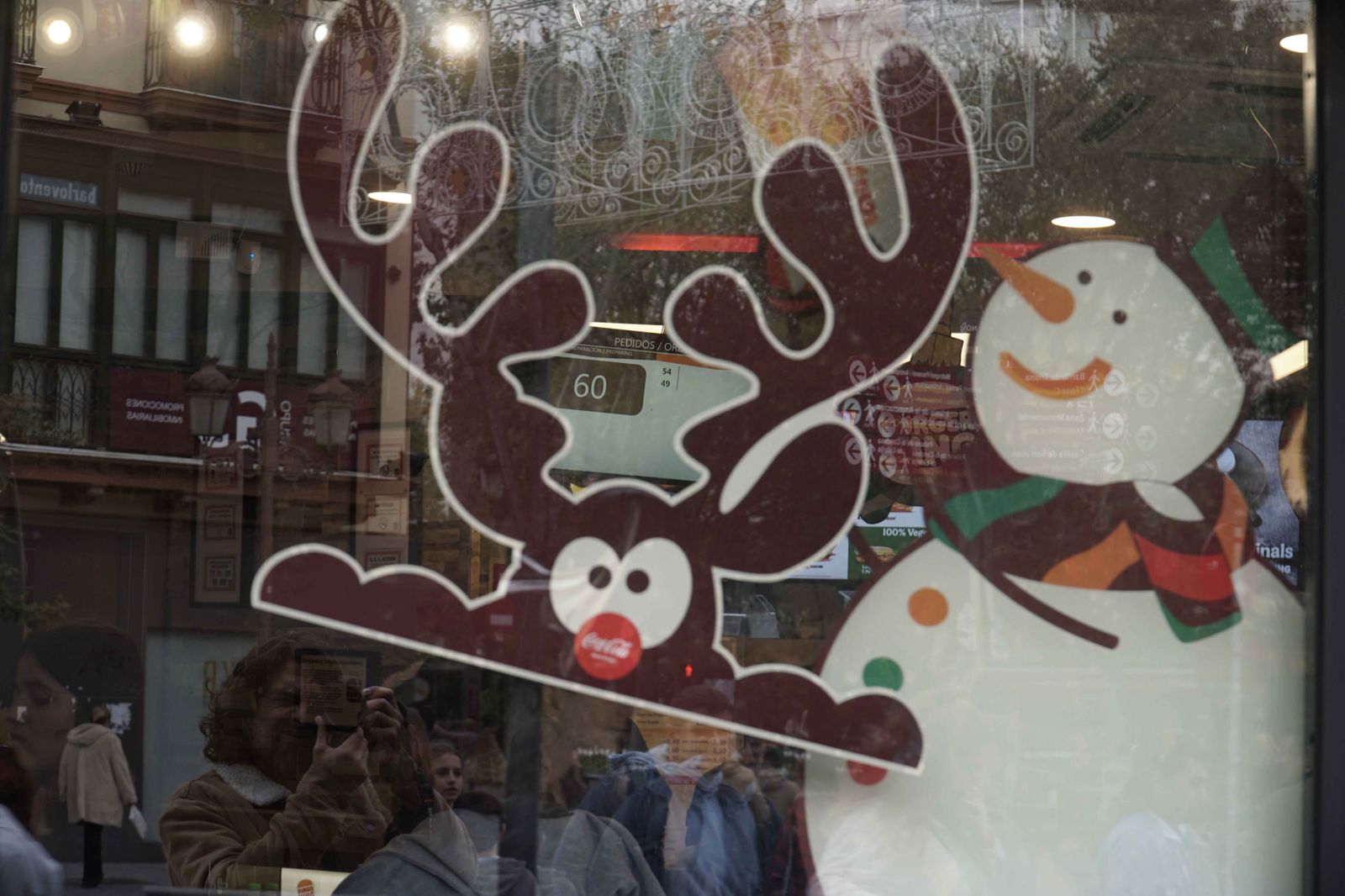 Adornos navideños en los escaparates