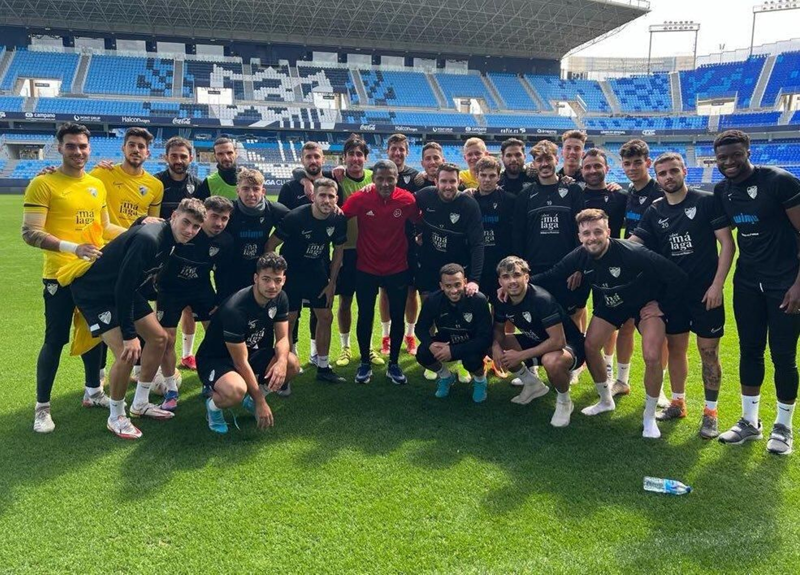 Catanha, en el centro, con la plantilla del Málaga CF.