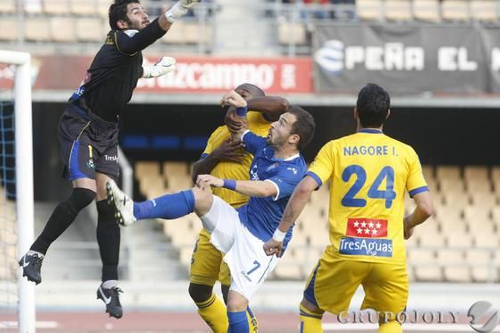 Los alfareros, al límite, no permiten a los azulinos hacer su juego y hacen valer su veteranía en el campo

Foto: Pascual