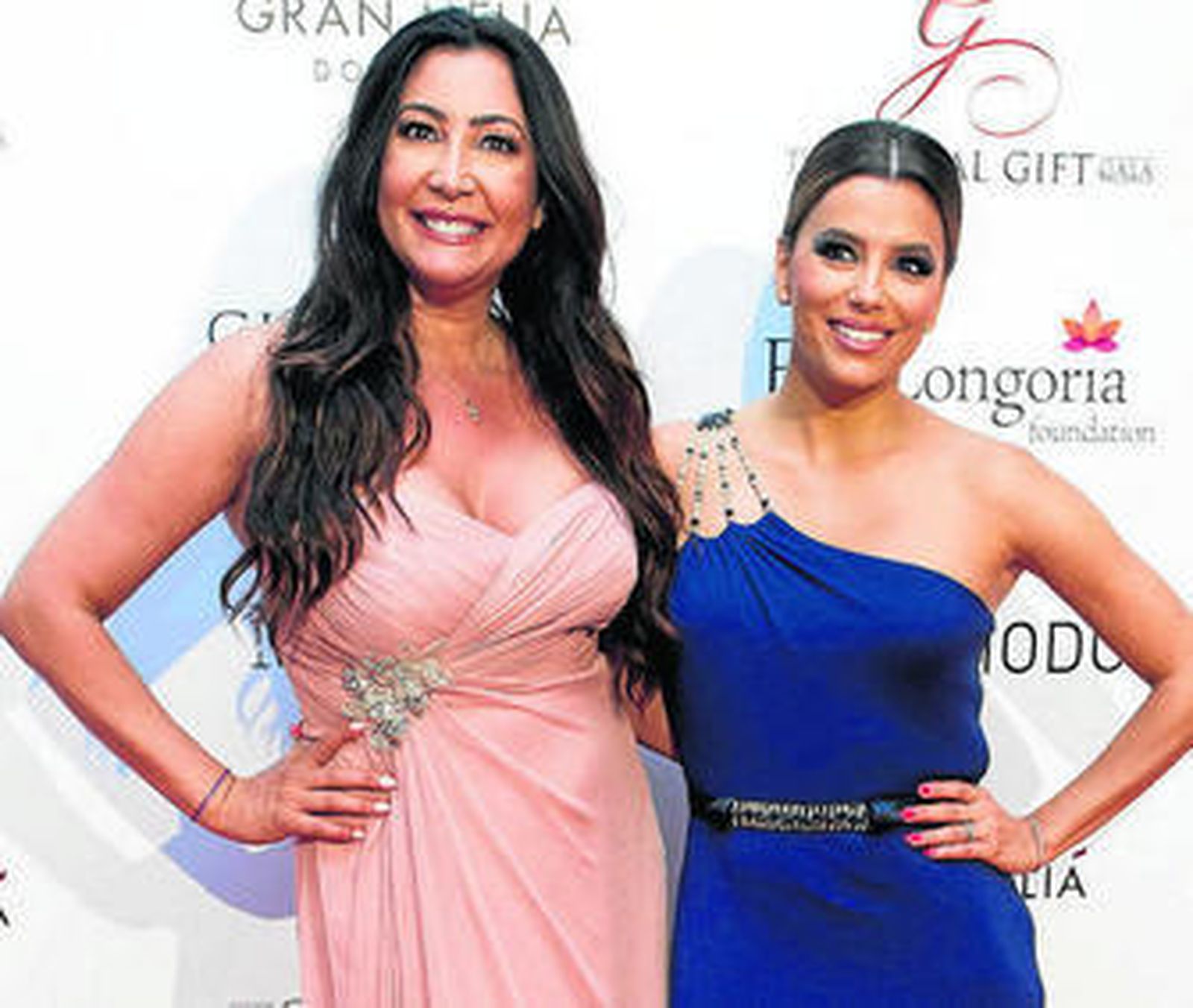 Las protagonistas de la noche benéfica, María Bravo y Eva Longoria, posan felices en el photocall.