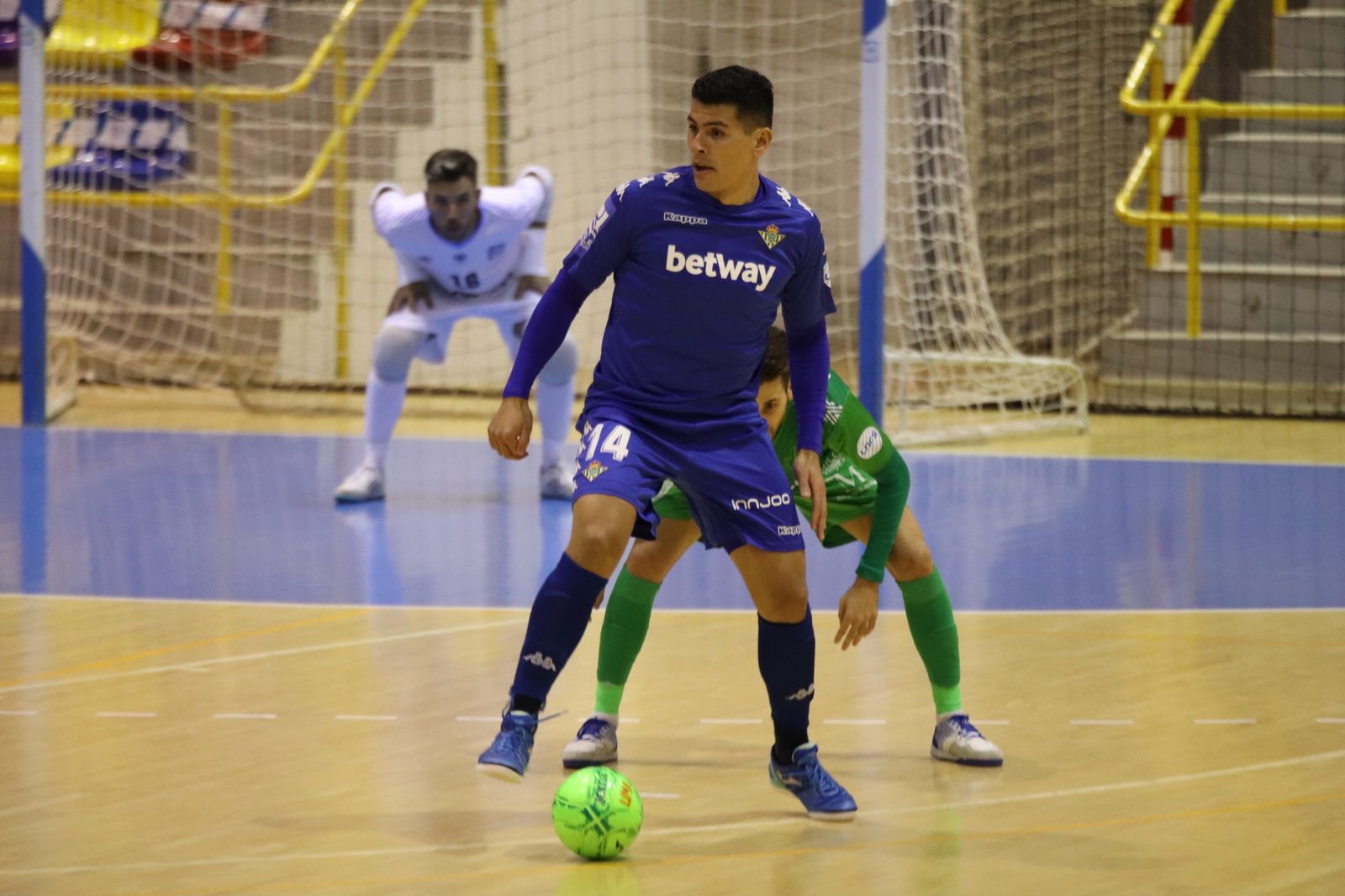 Bocao protege la pelota en un lance del partido en Antequera.