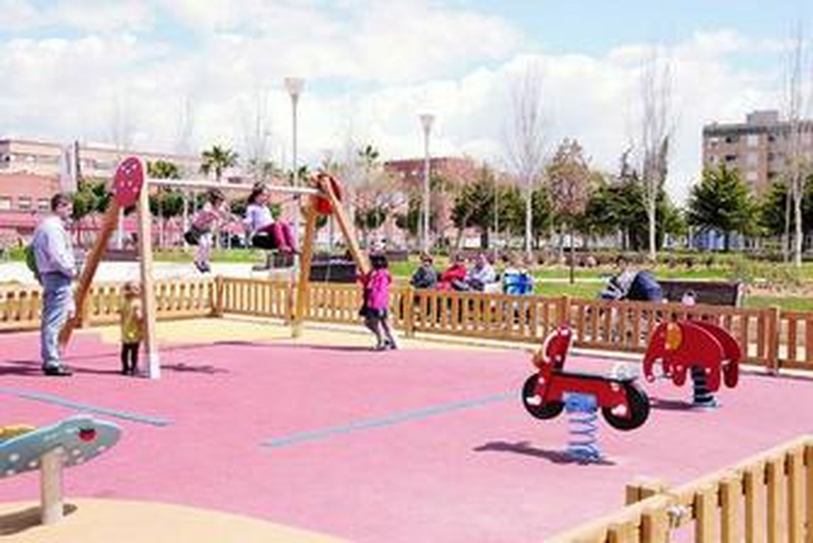 Juegos al aire libre en mitad de la ciudad en el parque Gloria Fuertes