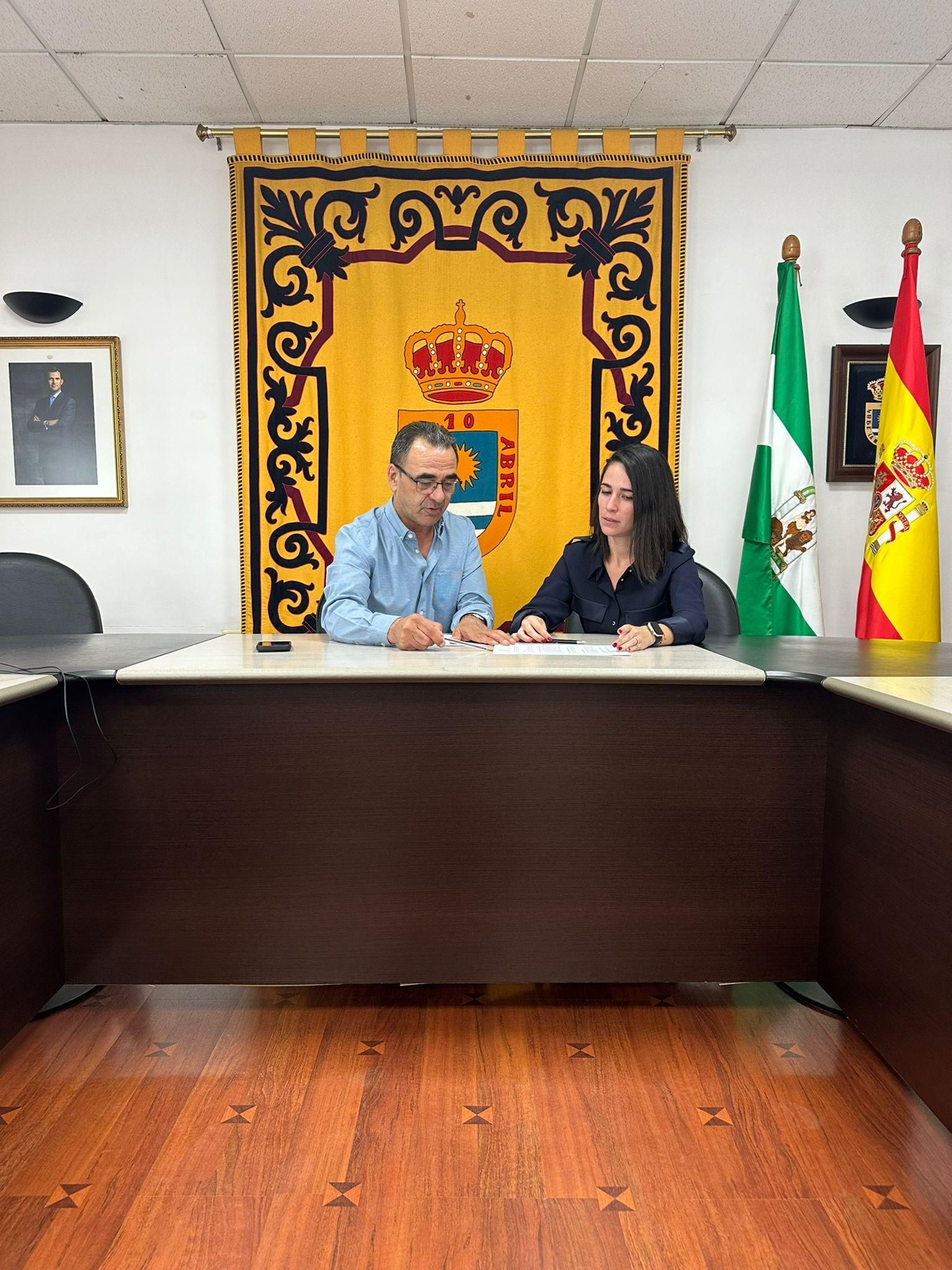 Alcalde y concejala de Obras Públicas conversan sobre la ordenanza.